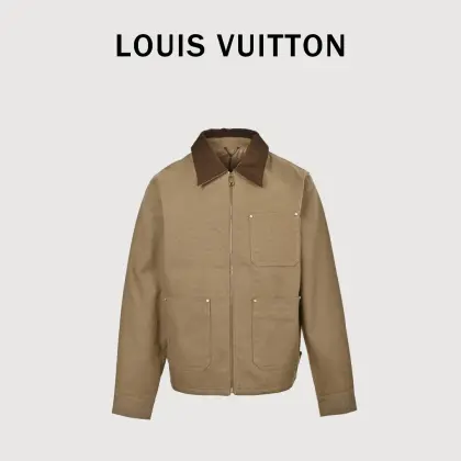 LOUIS VUITTON LV 卡其口袋棉质帆布工装束腰夹克外套 定制1:1卡哈特珠帆460克面料,既具备棉质的舒适亲肤、吸湿透气,又有涤纶的耐磨、挺括、不易变形等特性,采用田岛绣花机,按照设定的图案和参数自动进行刺绣,精准度,针法细腻、均匀,图案自然,采用先进的洗水设备,去除面料表面浮色,减少穿着和洗涤过程中的掉色现象,有效提高色牢度,使织物纤维松弛,变得更加柔软舒适,提高穿着体验.合身版型